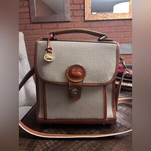 Vintage Dooney & Bourke all  weather leather  crossbody Bag🤩